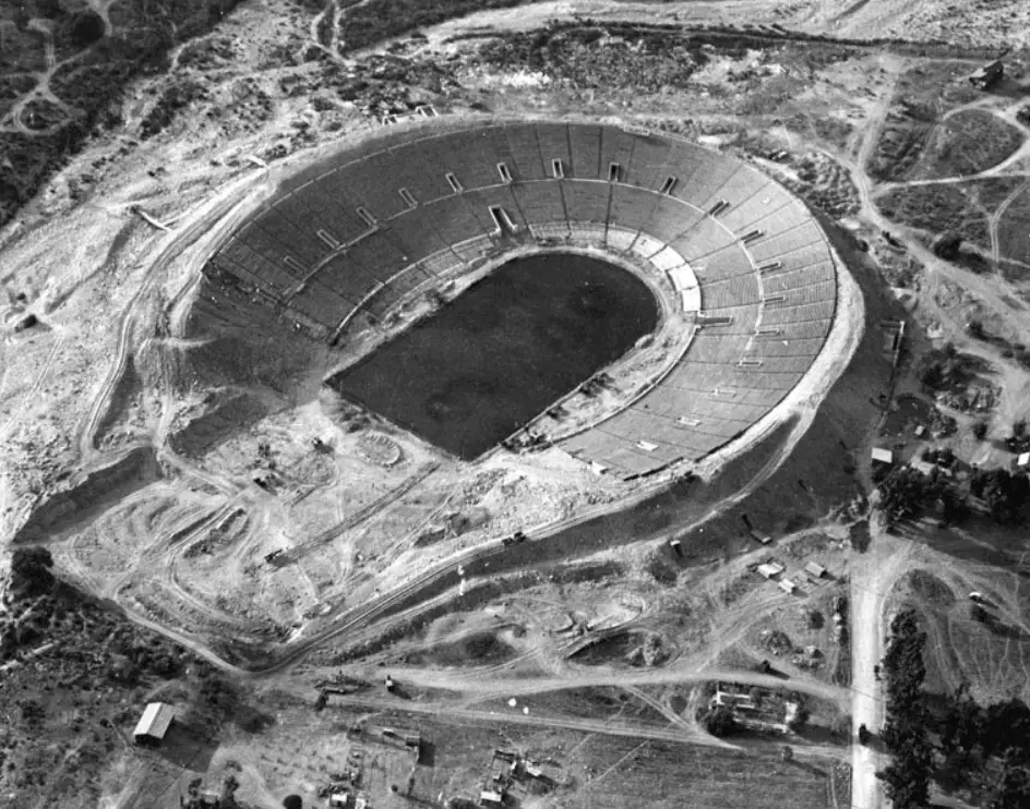 Horseshoe design of the Rose Bowl stadium